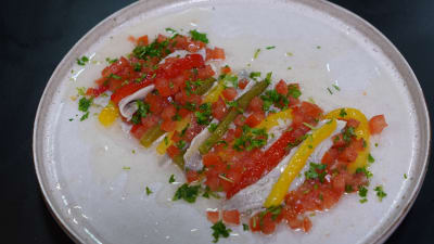 En portion med rostad paprika och sill på ett fat