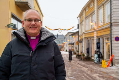 Bo-Göran Åstrand poserar framför kameran ute på en gata.