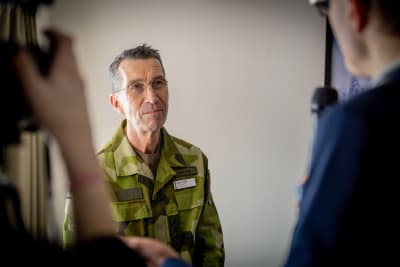 Micael Bydén står i uniform inomhus.