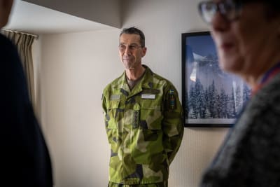 Micael Bydén står i uniform inomhus.