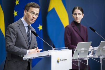 Sveriges statsminister Ulf Kristersson och klimatminister Romina Pourmokhtari under en presskonferens den 11 januari 2023.