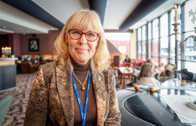 Lena Hallin tittar in i kameran