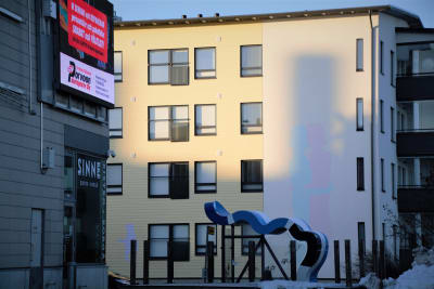 En vintrig dag med solsken över Konstfabriken i Borgå. På väggen en granna digital reklamtavla.