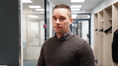 Man med korridor i bakgrunden.