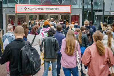 Sökande går till urvalsproven vid huvudentrén till Messukeskus i Helsingfors.