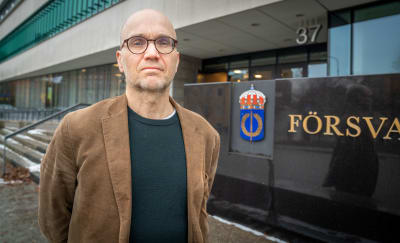 Martin Lundmark står utanför Försvarshögskolan.