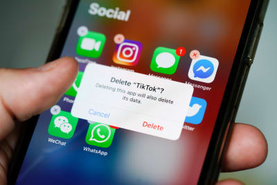 Närbild av en telefonskärm där det på engelska står "Radera Tiktok? Om du raderar appen raderar du också all data".