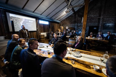 Tiotals personer som skrattar tillsammans under ett konferensanförande