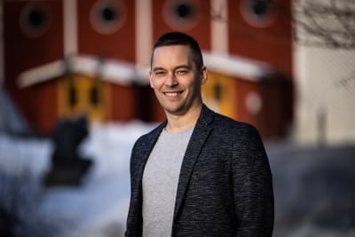 Porträttfotografi av man i kavaj i vintrig miljö