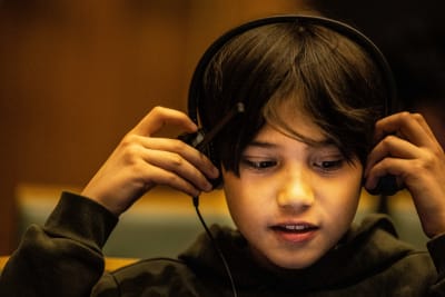 Pojke justerar sitt headset