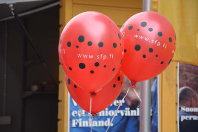 SFP:s röda ballonger på valgatan. 