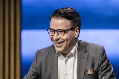 Europaparlamentariker Ville Niinistö skrattar i Yles studio.