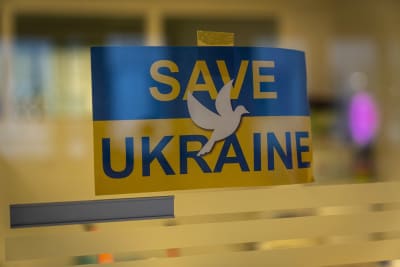 "Rädda Ukraina"-lapp som har tejpats upp på det ukrainska hjälpcentrets dörr i Helsingfors.