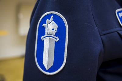 Polisens logo på en uniform.