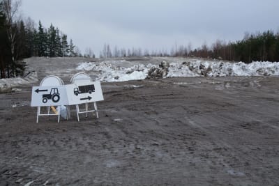 Skyltar som visar var traktorer och lastbilar ska hantera snö på en snötipp.