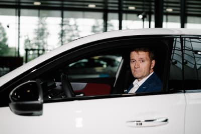 Juha Ruotsalainen i en elbil.