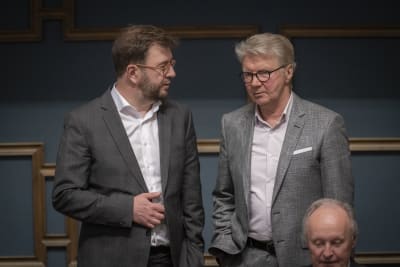 Timo Harakka och Pirkka-Pekka Petelius i riksdagen 2019.