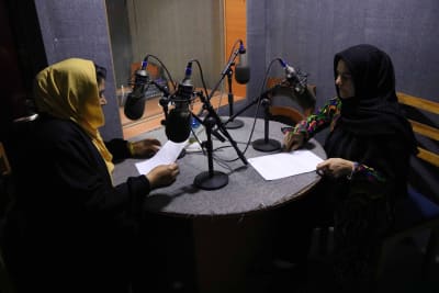 Afghanska kvinnliga journalister arbetar på Killid radio i Herat, Afghanistan, 18 april 2021