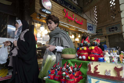 Kvinnor i Teheran var ute och handlade inför det persiska nyåret (20.3). Kvinnan till vänster följer reglerna om huvudduk och löst sittande kappa, medan kvinnan till höger inte gör det. 