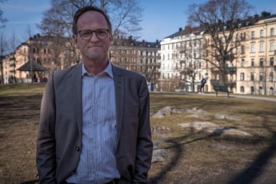 Ola Alterå från klimatpolitiska rådet tittar in i kameran. Står i en park med kavaj på.