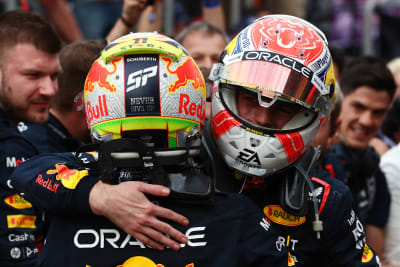 Max Verstappen och Sergio Perez omfamnar varandra.