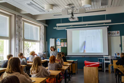 Janina Johansson framför sina elever i ett klassrum.