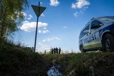 Polisen på plats efter att försvarsmaktens Hawk-plan störtade.
