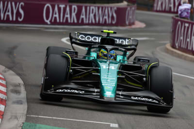 Fernando Alonso kör i Monaco.