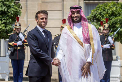 President Emmanuel Macron och prins Mohammed bin Salman skakar hand. Båda ser glada ut.