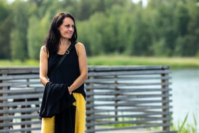 Profilfoto av kvinna i småbåtshamn