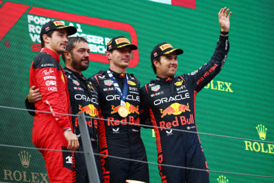 Charles Leclerc, Max Verstappen och Sergio Perez firar på prispallen.