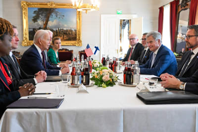 President Joe Biden och Sauli Niinistö sitter mitt emot varandra vid ett bord.