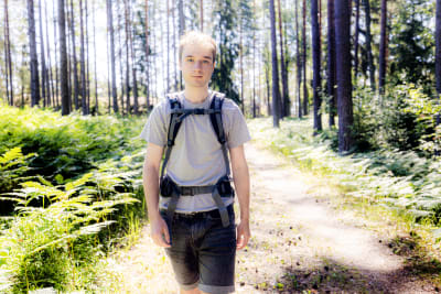 person går i skogen