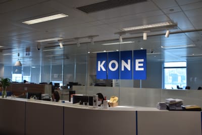 Ljus reception med stor blå Kone-skylt.