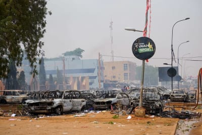 Utbrända bilar på en parkeringsplats i Niamey i Niger.