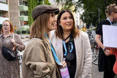 Profilbild av två kvinnliga festivalbesökare