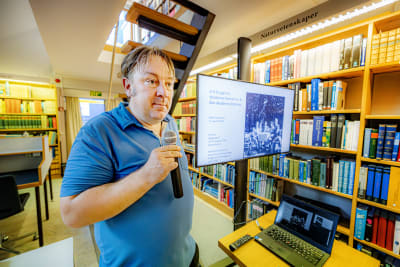 En man håller i en mikrofon 