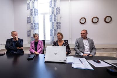 Gruppfoto av två män och två kvinnor i kontorsmijö