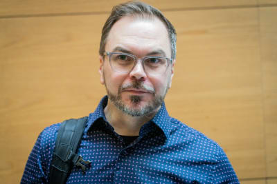 kriminalkommissarie Marko Leponen vid Centralkriminalpolisen har glasögon och ett kort ansat och gråsprängt skägg.