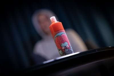 Anonyymi äiti kertoo haastattelussa lapsensa nikotiiniriippuvuudesta. Kuvan etualalla lasten parissa käytetty vape.