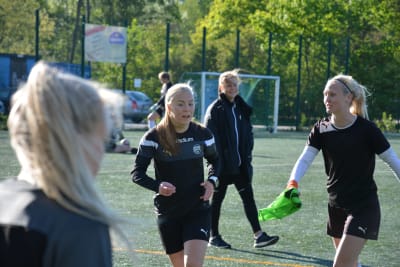 Julia Tunturi tittar på Jutta Rantala och andra TPS-spelare träna, våren 2017.