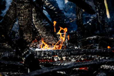 Pyrande eld under brandsläckningsöving.