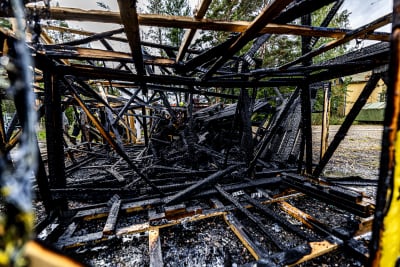 Eldhärjat hus under brandsläckningsöving.