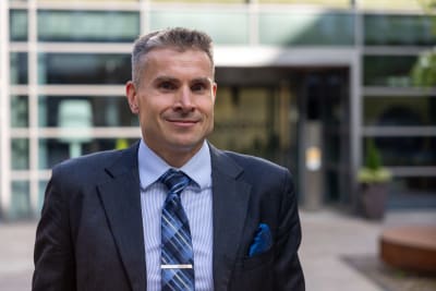 Närbild av Nordeas chefsanalytiker Jan von Gerich som tittar in i kameran utanför Nordeas huvudkontor.