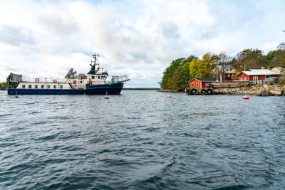Förbindelsefartyget M/S Nordep anländer till Brännskär.