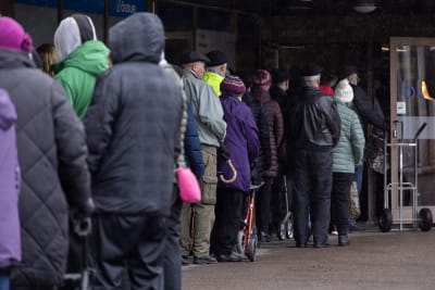 Henkilöitä jonottamassa Walk in -rokotusjonossa Kouvolan Hallituskadulla.