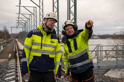 Projektledare Lucas Holm och arbetsledare Jan-Peter Paulin tittar på elektrifieringen av järnvägen mellan Karis och Hangö.