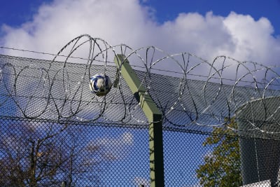En boll som fastnat i ett taggtrådsstängsel.