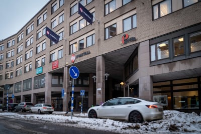 En vit Tesla åker förbi IF Metalls huvudkontor i Stockholm.