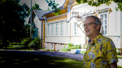 En man står vid en gammal byggnad i Ekenäs.